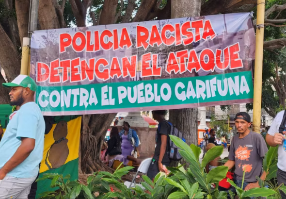 Photo shows a Garífuna community encampment outside the Supreme Court of Justice of Honduras. Photo: Resumen Latinoamericano/file photo.