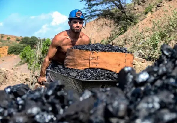 A miner transports coal at a mine in Táchira state, Venezuela. Photo: Johnny Parra/AFP/File photo.