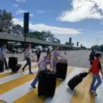 Passengers entering the temporary facilities of the Simón Bolívar International Airport during its opening on Tuesday, September 1, 2026. Photo: Raúl Romero/Bitácora Económica.
