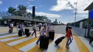 Passengers entering the temporary facilities of the Simón Bolívar International Airport during its opening on Tuesday, September 1, 2026. Photo: Raúl Romero/Bitácora Económica.