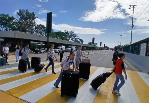 Passengers entering the temporary facilities of the Simón Bolívar International Airport during its opening on Tuesday, September 1, 2026. Photo: Raúl Romero/Bitácora Económica.