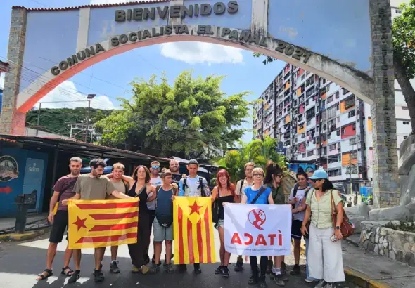 A group of Catalan internationalists visits the Panal 21 commune in the 23 de Enero neighborhood of Caracas, Venezuela. Photo: Leonardo Fernandes (author).