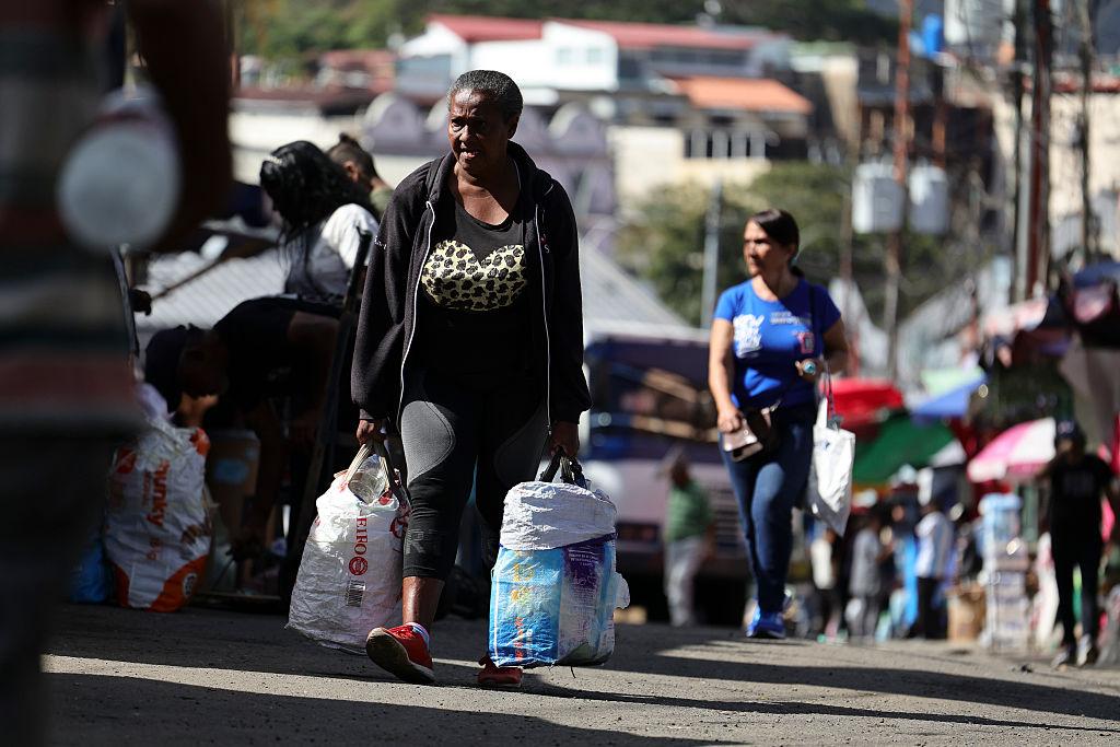 A woman carries bags while shopping at a street market in the Petare neighborhood of Caracas, Venezuela, January 8, 2026. Photo: Jesús Vargas/Getty Images/file photo.