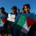 Dozens of Palestinian children gathered at Gaza Port to protest Israel’s designation of kites as a threat in Gaza City, Gaza, Palestine on August 25, 2026. Photo: Abdalhkem Abu Riash – Anadolu Agency.