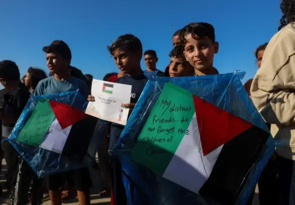 Dozens of Palestinian children gathered at Gaza Port to protest Israel’s designation of kites as a threat in Gaza City, Gaza, Palestine on August 25, 2026. Photo: Abdalhkem Abu Riash – Anadolu Agency.